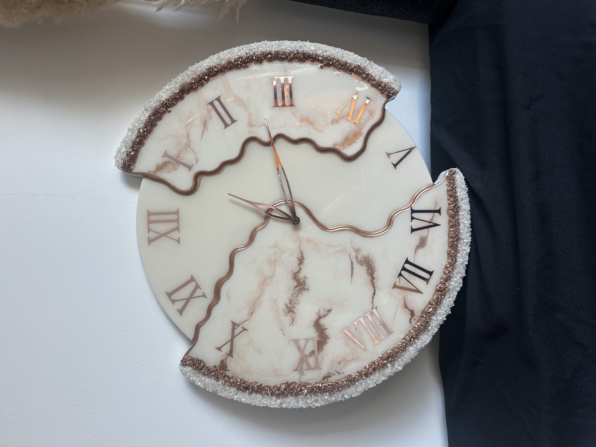 Zegar z żywicy epoksydowej 60 cm – nieregularny w stylu Geode | Różowe złoto