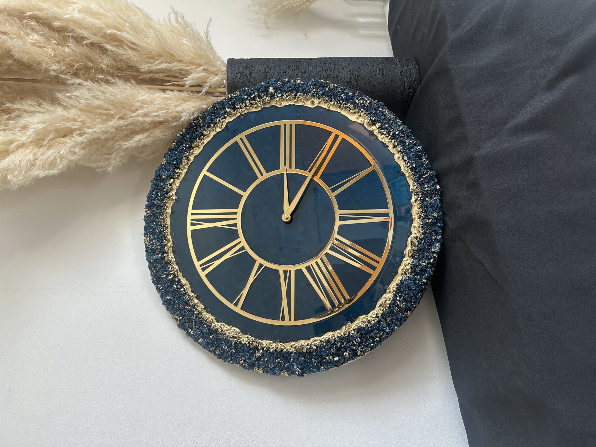 Zegar ścienny z żywicy epoksydowej 50 cm – Granat & Złoto | Geode Premium