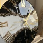 Zegar okrągły 40cm biało-czarny ze złotem i kamieniami