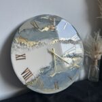 zegar 40 cm – niebiesko-biały ze złotem