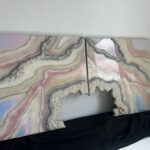 Obraz z żywicy epoksydowej z geodą kwarcową – pudrowy róż, biel i srebro geode – 70x140cm