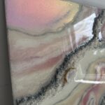 Obraz z żywicy epoksydowej z geodą kwarcową – pudrowy róż, biel i srebro geode – 70x140cm