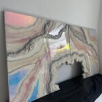Obraz z żywicy epoksydowej z geodą kwarcową – pudrowy róż, biel i srebro geode – 70x140cm