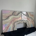 Obraz z żywicy epoksydowej z geodą kwarcową – pudrowy róż, biel i srebro geode – 70x140cm