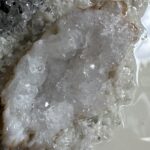 Obraz z żywicy epoksydowej z geodą kwarcową – pudrowy róż, biel i srebro geode – 70x140cm