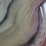 Obraz z żywicy epoksydowej z geodą kwarcową – pudrowy róż, biel i srebro geode – 70x140cm