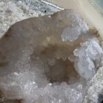 Obraz z żywicy epoksydowej z geodą kwarcową – pudrowy róż, biel i srebro geode – 70x140cm