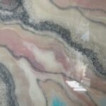 Obraz z żywicy epoksydowej z geodą kwarcową – pudrowy róż, biel i srebro geode – 70x140cm