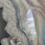 Obraz z żywicy epoksydowej z geodą kwarcową – pudrowy róż, biel i srebro geode – 70x140cm