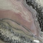 Obraz z żywicy epoksydowej z geodą kwarcową – pudrowy róż, biel i srebro geode – 70x140cm