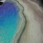Obraz z żywicy epoksydowej z geodą kwarcową – pudrowy róż, biel i srebro geode – 70x140cm