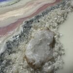 Obraz z żywicy epoksydowej z geodą kwarcową – pudrowy róż, biel i srebro geode – 70x140cm