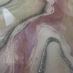 Obraz z żywicy epoksydowej z geodą kwarcową – pudrowy róż, biel i srebro geode – 70x140cm