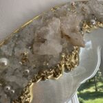 Lustro dekoracyjne 50cm z żywicy epoksydowej z geodą kwarcową – biel, perły i złoto