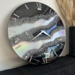 Zegar 60 cm z żywicy epoksydowej ” Tęczowy efekt ” GEODE z naturalnym kamieniem