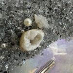 Zegar 60 cm z żywicy epoksydowej ” Tęczowy efekt ” GEODE z naturalnym kamieniem