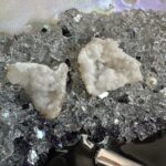 Zegar 60 cm z żywicy epoksydowej ” Tęczowy efekt ” GEODE z naturalnym kamieniem