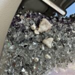 Zegar 60 cm z żywicy epoksydowej ” Tęczowy efekt ” GEODE z naturalnym kamieniem