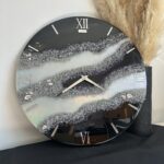 Zegar 60 cm z żywicy epoksydowej ” Tęczowy efekt ” GEODE z naturalnym kamieniem