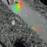 Zegar 60 cm z żywicy epoksydowej ” Tęczowy efekt ” GEODE z naturalnym kamieniem