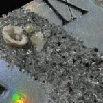 Zegar 60 cm z żywicy epoksydowej ” Tęczowy efekt ” GEODE z naturalnym kamieniem