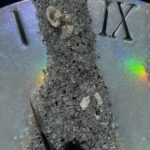 Zegar 60 cm z żywicy epoksydowej ” Tęczowy efekt ” GEODE z naturalnym kamieniem