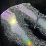 Zegar 60 cm z żywicy epoksydowej ” Tęczowy efekt ” GEODE z naturalnym kamieniem