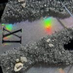 Zegar 60 cm z żywicy epoksydowej ” Tęczowy efekt ” GEODE z naturalnym kamieniem
