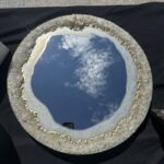 Lustro dekoracyjne 50cm z żywicy epoksydowej z geodą kwarcową – biel, perły i złoto