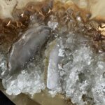 Taca dekoracyjna geode – z plastrami agatu 30cm , beż, złoto