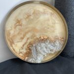 Taca dekoracyjna geode – z plastrami agatu 30cm , beż, złoto