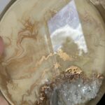 Taca dekoracyjna geode – z plastrami agatu 30cm , beż, złoto