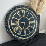 Zegar ścienny 50cm z żywicy epoksydowej, kruszonym szkłem i cyferblatem – granat, złoto i kryształy