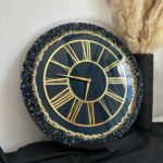 Zegar ścienny 50cm z żywicy epoksydowej, kruszonym szkłem i cyferblatem – granat, złoto i kryształy